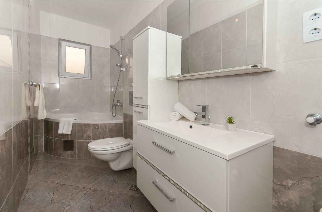 Apartment Ines Omiš Eksteriør billede